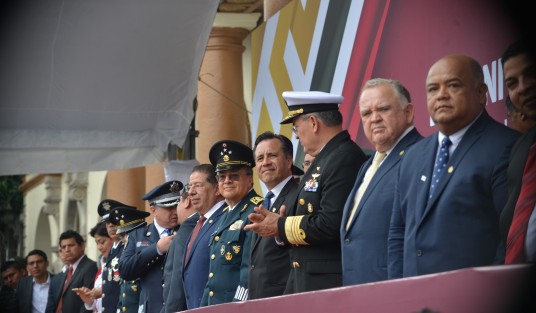 El gobernador Cuitláhuac García en compañía de mandos militares , de su gabinete, y autoridades legislativas, presenció el desfile cívico-militar en conmemoración del 209 aniversario del Inicio de la Independencia de México, desde plaza Lerdo.