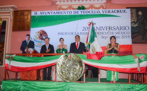 Teocelanos reunidos en la Explanada del Palacio Municipal, celebraron el Grito de la Independencia de México, encabezado por el Presidente Municipal Mario Antonio Chama Díaz, acompañado de la Síndica Municipal Zayra del Carmen Martínez Andrade, el Secretario del Ayuntamiento Zimri Abimelech Arellano Hernández y la presidenta del Sistema Municipal DIF Mara Chama Villa.  