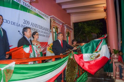 Teocelanos reunidos en la Explanada del Palacio Municipal, celebraron el Grito de la Independencia de México, encabezado por el Presidente Municipal Mario Antonio Chama Díaz, acompañado de la Síndica Municipal Zayra del Carmen Martínez Andrade, el Secretario del Ayuntamiento Zimri Abimelech Arellano Hernández y la presidenta del Sistema Municipal DIF Mara Chama Villa.  