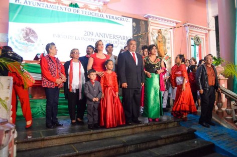Teocelanos reunidos en la Explanada del Palacio Municipal, celebraron el Grito de la Independencia de México, encabezado por el Presidente Municipal Mario Antonio Chama Díaz, acompañado de la Síndica Municipal Zayra del Carmen Martínez Andrade, el Secretario del Ayuntamiento Zimri Abimelech Arellano Hernández y la presidenta del Sistema Municipal DIF Mara Chama Villa.
