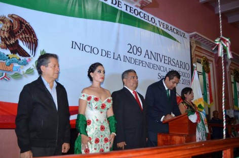 Teocelanos reunidos en la Explanada del Palacio Municipal, celebraron el Grito de la Independencia de México, encabezado por el Presidente Municipal Mario Antonio Chama Díaz, acompañado de la Síndica Municipal Zayra del Carmen Martínez Andrade, el Secretario del Ayuntamiento Zimri Abimelech Arellano Hernández y la presidenta del Sistema Municipal DIF Mara Chama Villa.