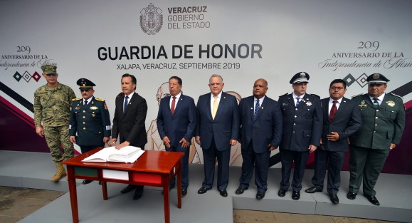 El gobernador Cuitláhuac García encabezó la Guardia de Honor por el 209 Aniversario de la Independencia de México en el monumento al Padre de la Patria, Miguel Hidalgo.