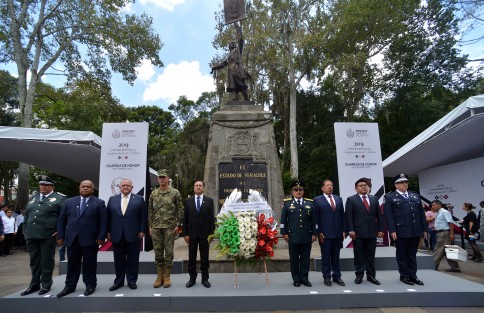 El gobernador Cuitláhuac García encabezó la Guardia de Honor por el 209 Aniversario de la Independencia de México en el monumento al Padre de la Patria, Miguel Hidalgo.
