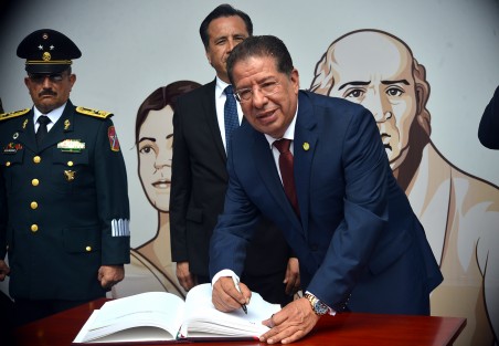 El gobernador Cuitláhuac García encabezó la Guardia de Honor por el 209 Aniversario de la Independencia de México en el monumento al Padre de la Patria, Miguel Hidalgo.