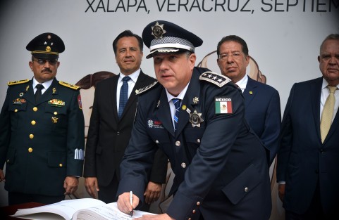 El gobernador Cuitláhuac García encabezó la Guardia de Honor por el 209 Aniversario de la Independencia de México en el monumento al Padre de la Patria, Miguel Hidalgo.