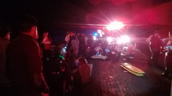 En las primeras horas de este martes, un autobús de pasajeros volcó sobre el kilómetro 010+300 de la autopista 145D entronque La Tinaja, dejando saldo de 3 muertos y al menos 27 heridos.  