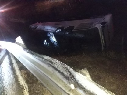 El autobús venía de Puebla con dirección a Villahermosa, y al parecer el chofer se durmió saliéndose del camino. Según primeros informes de PF el camión de transporte público se impactó contra la barra de contención para posteriormente volcar hacia afuera de la carpeta asfáltica.
