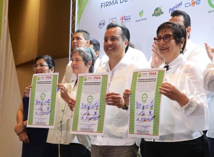 El gobernador Cuitláhuac García Jiménez enfatizó la necesidad de un consumo responsable por el que Gobierno, iniciativa privada y sociedad deben comprometerse para el cuidado del medio ambiente.
