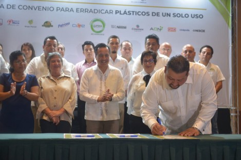 Gobierno de Veracruz y empresas firmaron una alianza para erradicar plásticos de un solo uso, con ello luchan contra los residuos que terminan en basureros a cielo abierto, generando contaminación del suelo, agua y aire.  