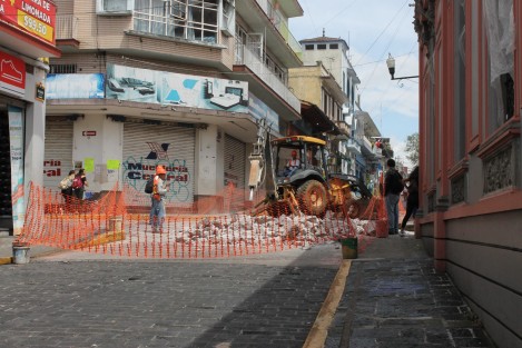Las obras de rehabilitación de la Avenida Revolución se extendieron este martes al cruce con la calle Benito Juárez, por lo que fue cerrada la circulación a los vehículos en ese punto. 