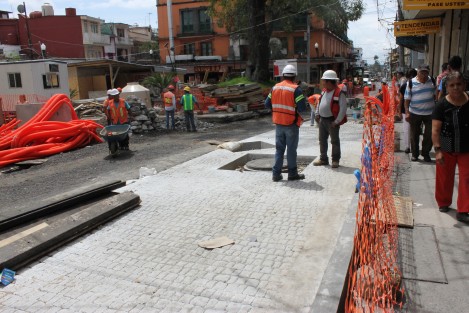 En el tramo de Revolución, entre Poeta Jesús Díaz y Victoria continúa en proceso la obra, y aunque se aplicó ya en concreto en una parte, los trabajos de cambio de drenaje e instalación de tubería continúa aún en gran parte de la zona.