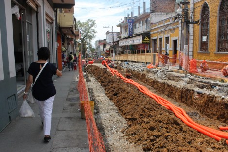 En el tramo de Revolución, entre Poeta Jesús Díaz y Victoria continúa en proceso la obra, y aunque se aplicó ya en concreto en una parte, los trabajos de cambio de drenaje e instalación de tubería continúa aún en gran parte de la zona.