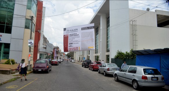  Y mientras el alcalde de Xalapa,  Hipólito Rodríguez se encuentra en Sao Paulo, Brasil, las obras que se realizan en el centro de la ciudad avanzan a paso muy lento,  aunado a esto hoy fue cerrada la calle Allende desde Los Sauces, lo que complica aún más en caótico tránsito por el centro de Xalapa.  