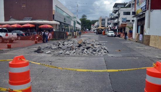  Y mientras el alcalde de Xalapa,  Hipólito Rodríguez se encuentra en Sao Paulo, Brasil, las obras que se realizan en el centro de la ciudad avanzan a paso muy lento,  aunado a esto hoy fue cerrada la calle Allende desde Los Sauces, lo que complica aún más en caótico tránsito por el centro de Xalapa.  