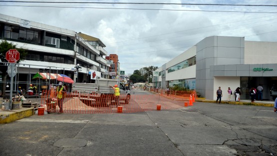  Y mientras el alcalde de Xalapa,  Hipólito Rodríguez se encuentra en Sao Paulo, Brasil, las obras que se realizan en el centro de la ciudad avanzan a paso muy lento,  aunado a esto hoy fue cerrada la calle Allende desde Los Sauces, lo que complica aún más en caótico tránsito por el centro de Xalapa.  