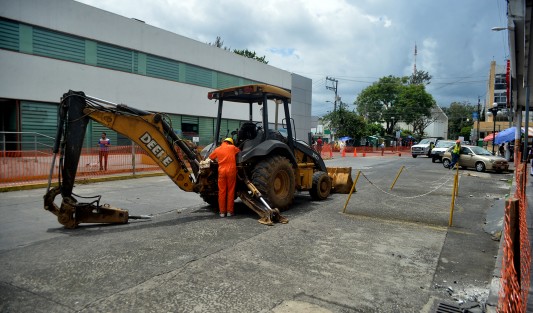 Y mientras el alcalde de Xalapa,  Hipólito Rodríguez se encuentra en Sao Paulo, Brasil, las obras que se realizan en el centro de la ciudad avanzan a paso muy lento,  aunado a esto hoy fue cerrada la calle Allende desde Los Sauces, lo que complica aún más en caótico tránsito por el centro de Xalapa.   