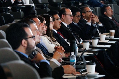 El titular de la Secretaría de Finanzas y Planeación (SEFIPLAN), José Luis Lima Franco, se reunió con integrantes de la banca comercial de México, con el objetivo de presentar la nueva estructura de la deuda y las condiciones fiscales de Veracruz. 