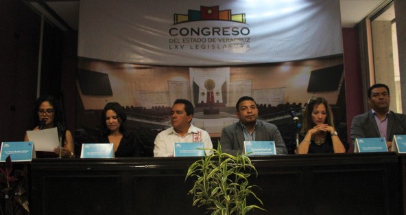 Inició, en el Palacio Legislativo, el Seminario de actualización para asesores y asesoras legislativos en materia de Derechos Humanos, una iniciativa conjunta del Congreso del Estado, a través del Centro de Estudios para la Igualdad de Género y los Derechos Humanos (CEIGDH), y de la Secretaría de Finanzas y Planeación (Sefiplan) del Gobierno del Estado, en respuesta a la necesidad interna de capacitación de las y los servidores públicos. 