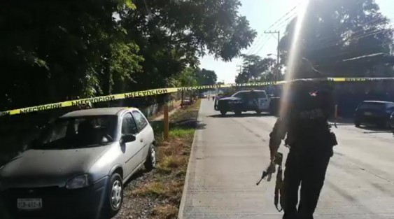 Desconocidos ejecutaron al segundo comandante de la policía municipal de Atoyac se desplazaba a bordo de un vehículo por  la carretera que conduce de Paraje Nuevo a Potrero Nuevo a la altura de  la comunidad El Oasis. 