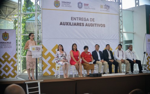 En el Museo Interactivo de Xalapa  se llevó a cabo la Entrega de Auxiliares Auditivos en beneficio de 667 personas, evento presidido por el gobernador del estado, Cuitláhuac García Jiménez; el Secretario de Educación, Zenyazen Escobar García; así  como la Directora del DIF Estatal, Verónica Aguilera Tapia, y del municipio de Teocelo la señora Isabel Tecson Talchy, beneficiaria de la entrega de auxiliares auditivos.  