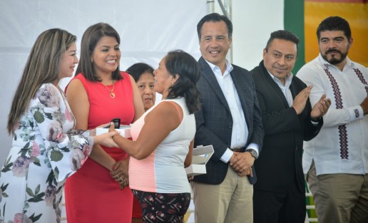 En el Museo Interactivo de Xalapa se llevó a cabo la Entrega de Auxiliares Auditivos en beneficio de 667 personas, evento presidido por el gobernador del estado, Cuitláhuac García Jiménez; el Secretario de Educación, Zenyazen Escobar García; así como la Directora del DIF Estatal, Verónica Aguilera Tapia, y del municipio de Teocelo la señora Isabel Tecson Talchy, beneficiaria de la entrega de auxiliares auditivos. 