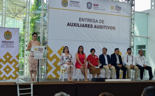 <em>Este gracias que hoy le damos sale del alma, por la ayuda a muchos de los nuestros, ya que por primera vez escucharán el latido de su corazón.El trabajo que realizan los DIF municipales en los 212 municipios es gracias al apoyo y respaldo de la Directora del DIF Estatal, Verónica Aguilera Tapia</em> ,expresó Mara Chama, .
