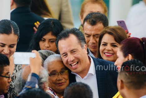 El gobernador del estado, Ing. Cuitláhuac García Jiménez, destacó que esta entrega marca un antes y un después para los beneficiarios, pues estamos en tiempos de inclusión y con estas herramientas cada vez más veracruzanos tendrán una vida digna, gracias al trabajo conjunto entre población, Municipios, Gobierno del Estado y Gobierno Federal. 