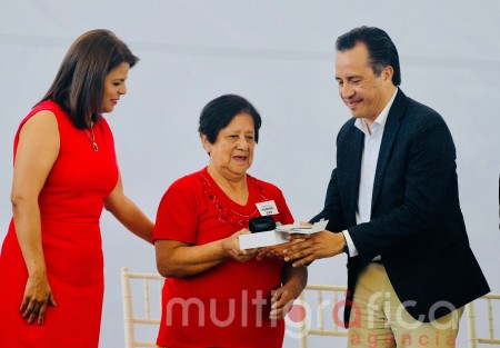 En las instalaciones del COVEICyDET se llevó a cabo la Entrega de Auxiliares Auditivos en beneficio de 667 personas, evento presidido por el gobernador del estado Cuitláhuac García Jiménez, el Secretario de Educación, Zenyazen Escobar García, así  como la Directora del DIF Estatal, Verónica Aguilera Tapia y del municipio de Teocelo la señora Isabel Tecson Talchy, beneficiaria de la entrega. 