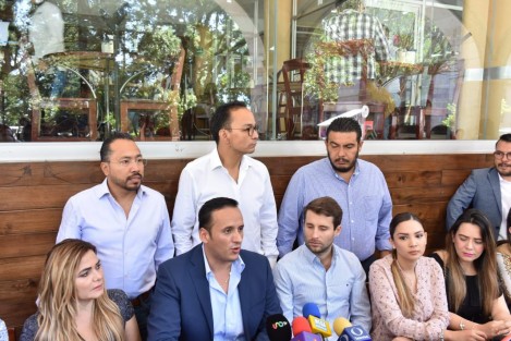 En conferencia cafetera, diputados locales del PAN mostraron los documentos  que presentaron ante la SCJN por la acción de inconstitucionalidad por las violaciones cometidas por MORENA contra la autonomía de la Fiscalía General del Estado.