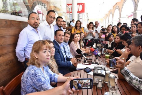 En conferencia cafetera, diputados locales del PAN mostraron los documentos  que presentaron ante la SCJN por la acción de inconstitucionalidad por las violaciones cometidas por MORENA contra la autonomía de la Fiscalía General del Estado.