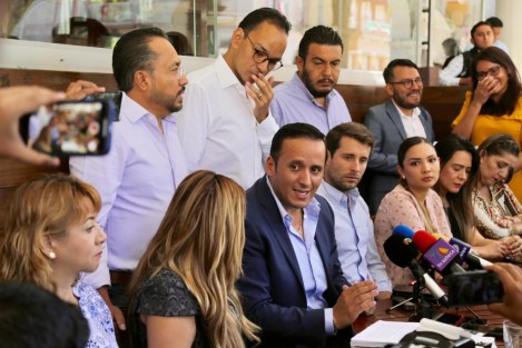 En conferencia cafetera, diputados locales del PAN mostraron los documentos  que presentaron ante la SCJN por la acción de inconstitucionalidad por las violaciones cometidas por MORENA contra la autonomía de la Fiscalía General del Estado.
