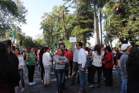 Cientos de personas participaron en el  macrosimulacro de sismo en el centro de Xalapa. Oficinas gubernamentales, escuelas y comercios desalojaron sus espacios en punto de las 10:00 a.m. de este 19 de septiembre.  