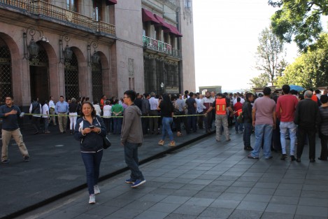 Cientos de personas participaron en el  macrosimulacro de sismo en el centro de Xalapa. Oficinas gubernamentales, escuelas y comercios desalojaron sus espacios en punto de las 10:00 a.m. de este 19 de septiembre.  