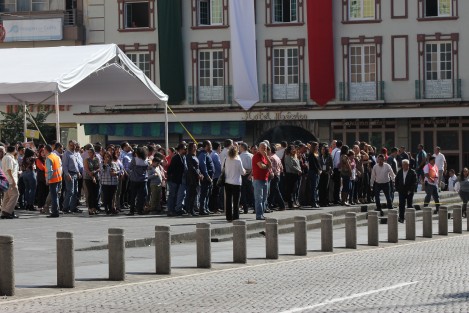 Cientos de personas participaron en el  macrosimulacro de sismo en el centro de Xalapa. Oficinas gubernamentales, escuelas y comercios desalojaron sus espacios en punto de las 10:00 a.m. de este 19 de septiembre.  