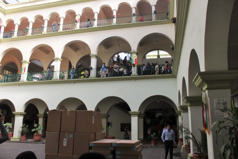 Cientos de personas participaron en el  macrosimulacro de sismo en el centro de Xalapa. Oficinas gubernamentales, escuelas y comercios desalojaron sus espacios en punto de las 10:00 a.m. de este 19 de septiembre.  
