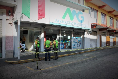 Cientos de personas participaron en el  macrosimulacro de sismo en el centro de Xalapa. Oficinas gubernamentales, escuelas y comercios desalojaron sus espacios en punto de las 10:00 a.m. de este 19 de septiembre.  