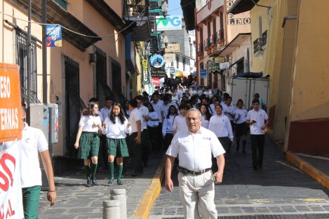 Cientos de personas participaron en el  macrosimulacro de sismo en el centro de Xalapa. Oficinas gubernamentales, escuelas y comercios desalojaron sus espacios en punto de las 10:00 a.m. de este 19 de septiembre.  