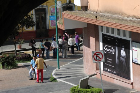 Cientos de personas participaron en el  macrosimulacro de sismo en el centro de Xalapa. Oficinas gubernamentales, escuelas y comercios desalojaron sus espacios en punto de las 10:00 a.m. de este 19 de septiembre.  