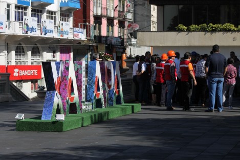 Cientos de personas participaron en el  macrosimulacro de sismo en el centro de Xalapa. Oficinas gubernamentales, escuelas y comercios desalojaron sus espacios en punto de las 10:00 a.m. de este 19 de septiembre.  