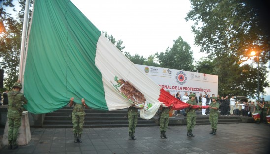  El gobernador Cuitláhuac García, participó en la ceremonia  del Día Nacional de la Protección Civil en el Parque Juárez de Xalapa, acompañado por mandos, personal de protección civil estatal, municipal, militares y algunos colaboradores de su gabinete.