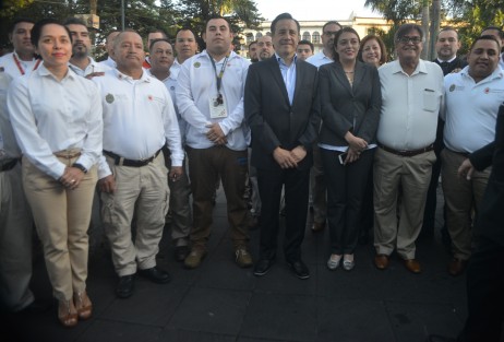  El gobernador Cuitláhuac García, participó en la ceremonia  del Día Nacional de la Protección Civil en el Parque Juárez de Xalapa, acompañado por mandos, personal de protección civil estatal, municipal, militares y algunos colaboradores de su gabinete.