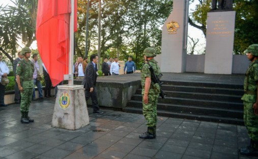  El gobernador Cuitláhuac García, participó en la ceremonia  del Día Nacional de la Protección Civil en el Parque Juárez de Xalapa, acompañado por mandos, personal de protección civil estatal, municipal, militares y algunos colaboradores de su gabinete.