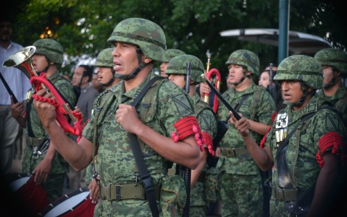  El gobernador Cuitláhuac García, participó en la ceremonia  del Día Nacional de la Protección Civil en el Parque Juárez de Xalapa, acompañado por mandos, personal de protección civil estatal, municipal, militares y algunos colaboradores de su gabinete.