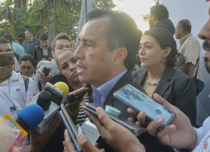  El gobernador Cuitláhuac García, participó en la ceremonia  del Día Nacional de la Protección Civil en el Parque Juárez de Xalapa, acompañado por mandos, personal de protección civil estatal, municipal, militares y algunos colaboradores de su gabinete.