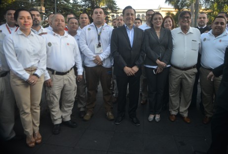  El gobernador Cuitláhuac García, participó en la ceremonia  del Día Nacional de la Protección Civil en el Parque Juárez de Xalapa, acompañado por mandos, personal de protección civil estatal, municipal, militares y algunos colaboradores de su gabinete.