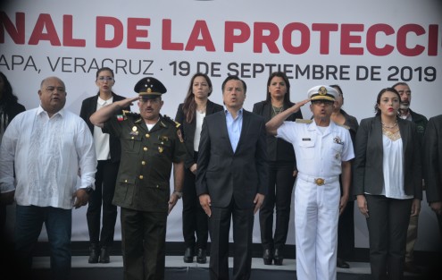  El gobernador Cuitláhuac García, participó en la ceremonia  del Día Nacional de la Protección Civil en el Parque Juárez de Xalapa, acompañado por mandos, personal de protección civil estatal, municipal, militares y algunos colaboradores de su gabinete.