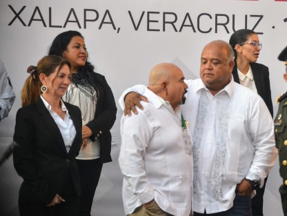  El gobernador Cuitláhuac García, participó en la ceremonia  del Día Nacional de la Protección Civil en el Parque Juárez de Xalapa, acompañado por mandos, personal de protección civil estatal, municipal, militares y algunos colaboradores de su gabinete.