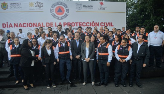  El gobernador Cuitláhuac García, participó en la ceremonia  del Día Nacional de la Protección Civil en el Parque Juárez de Xalapa, acompañado por mandos, personal de protección civil estatal, municipal, militares y algunos colaboradores de su gabinete.