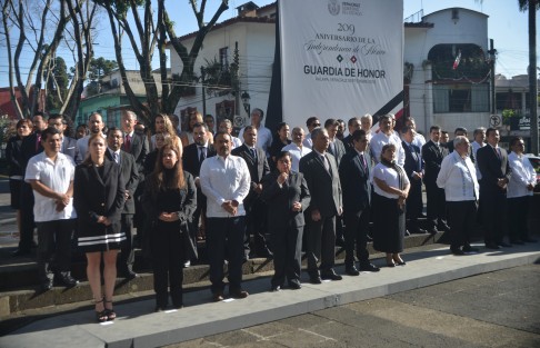 Eduardo Cadena Cerón, secretario de Desarrollo Agropecuario, Rural y Pesca, en compañía de colaboradores, realizó la Guardia de Honor ante el monumento al <em>Padre de la Patria</em>, Miguel Hidalgo y Costilla, en el 209 aniversario de la Independencia de México.  