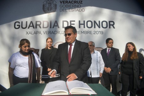 Eduardo Cadena Cerón, secretario de Desarrollo Agropecuario, Rural y Pesca, en compañía de colaboradores, realizó la Guardia de Honor ante el monumento al <em>Padre de la Patria</em>, Miguel Hidalgo y Costilla, en el 209 aniversario de la Independencia de México.  